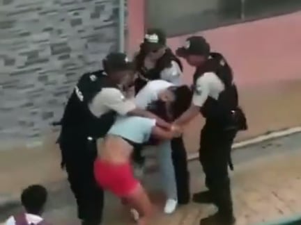 Estudiantes de un colegio fiscal del norte de Guayaquil se pelearon en la avenida Carlos Julio Arosemena y el video se viralizó
