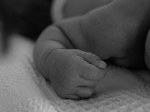 Recién nacida y enyesada por fractura en un brazo: familia denuncia presunta negligencia en parto en hospital público en Guayas