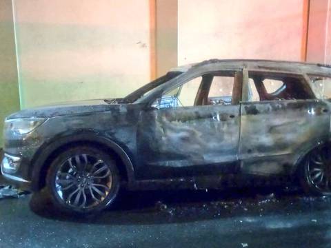 Un carro fue incinerado en el centro de Guayaquil y generó alarma en vecinos