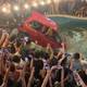 Un Twingo pintado con frases de Shakira fue hundido en piscina durante carnaval, en Macas