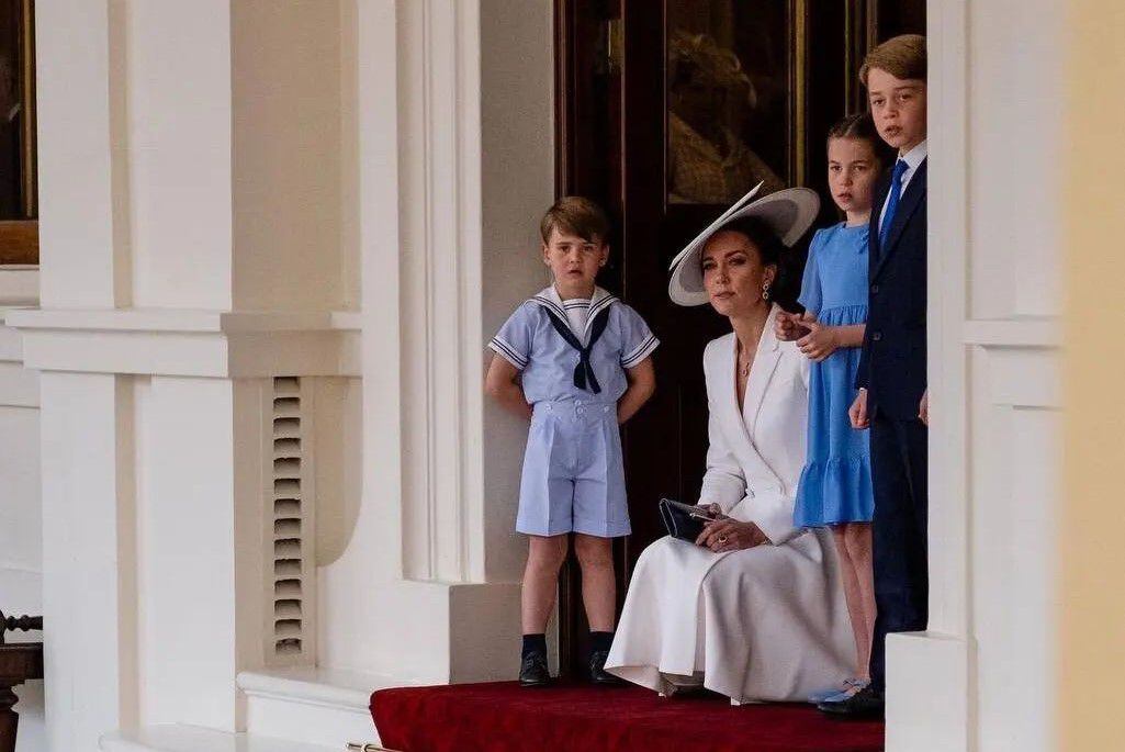 Comparan al príncipe Luis con Guillermo y Enrique: Las mismas travesuras, gestos y hasta el traje que llevó el hijo menor de Kate Middleton recuerdan el pasado de su tío y su Comparan al príncipe Luis con Guillermo y Enrique: Las mismas travesuras, gestos y hasta el traje que llevó el hijo menor de Kate Middleton recuerdan el pasado de su tío y su