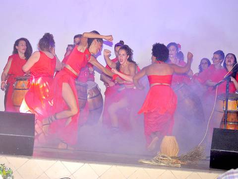  Tamboreras uruguayas bailan con esmeraldeñas