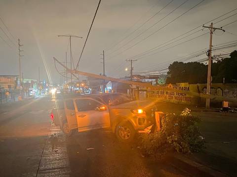 Siniestro de tránsito provoca caída de poste de luz y bloqueo de avenida Casuarina
