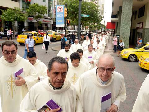 Procesión de 250 sacerdotes por Jubileo de la Misericordia 