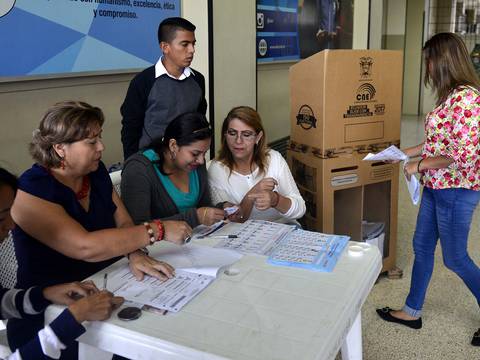 Dificultades para capacitarse como miembro de mesa electoral para las elecciones de febrero en Ecuador - Previsiones informativas de hoy