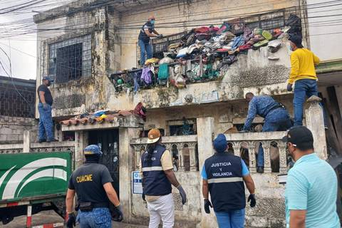 Intervienen vivienda del suburbio de Guayaquil que acumulaba basura hasta en su fachada