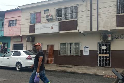 ‘Que venga el lunes cuando ya haya luz’, centros de salud en Guayaquil sin atención médica por cortes de energía 