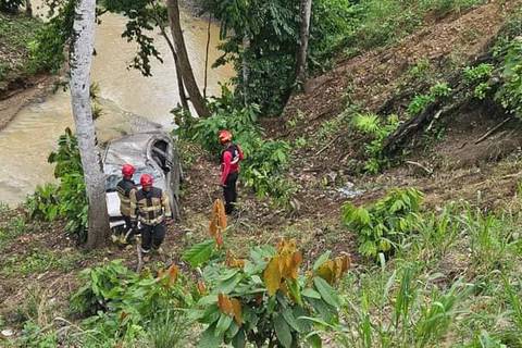 Tres personas resultaron ilesas en caída de auto a un barranco en la carretera Esmeraldas-Quinindé 