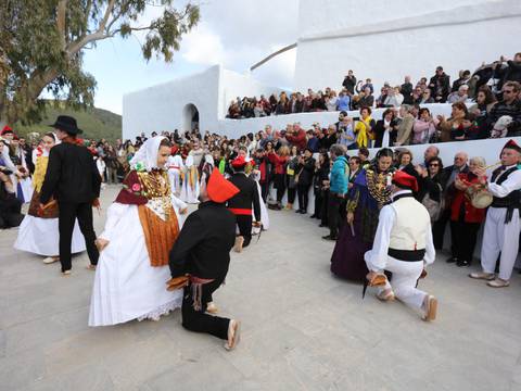 Celebración de la santa Eulària con baile típico