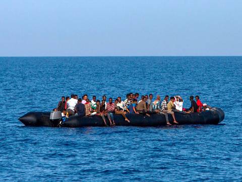 Oenegés rescatan a 176 migrantes en las costas de Libia