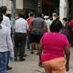 Jubilados hacen largas filas para cobrar décimo cuarto sueldo en Guayaquil