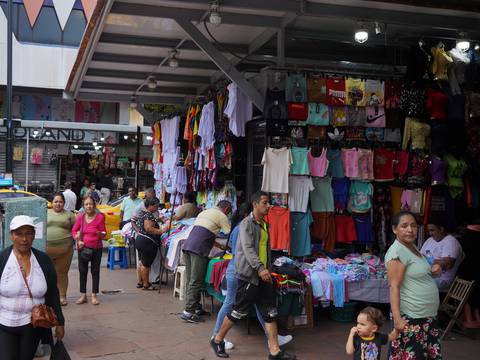 ‘Me cayó esa platita, una parte la voy a guardar para los uniformes del nuevo año’: pago del décimo cuarto sueldo mueve el comercio en el centro de Guayaquil