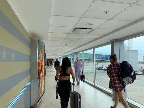 Tarifas de servicios aeroportuarios subirán en Guayaquil con base en ordenanza aprobada en primer debate