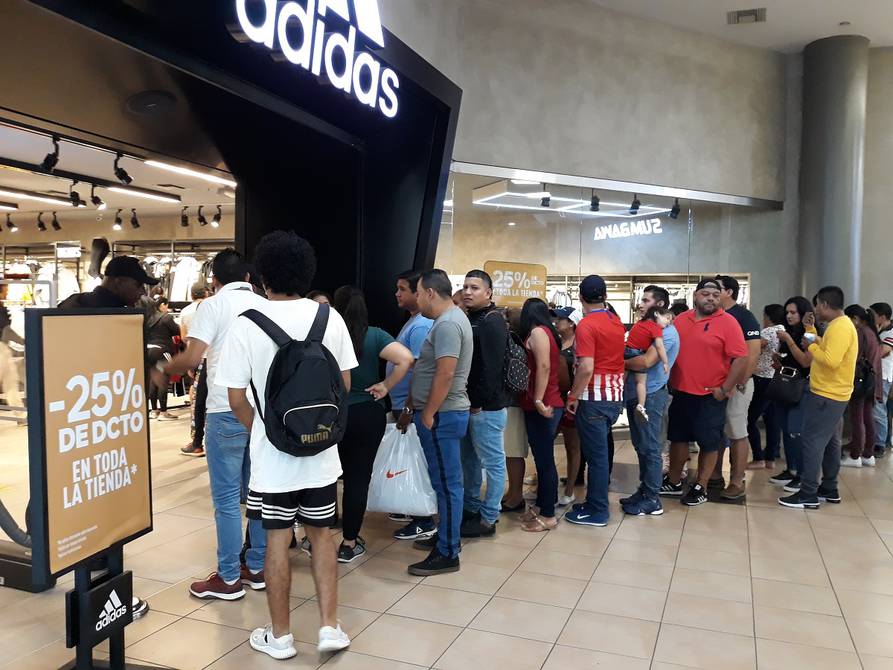 Guayaquileños aprovecharon ofertas Mall del Sol por 'madrugar' el | Economía | Noticias El Universo