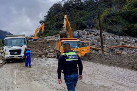Tres días durará la limpieza de escombros de tramos de la vía Cuenca-Molleturo