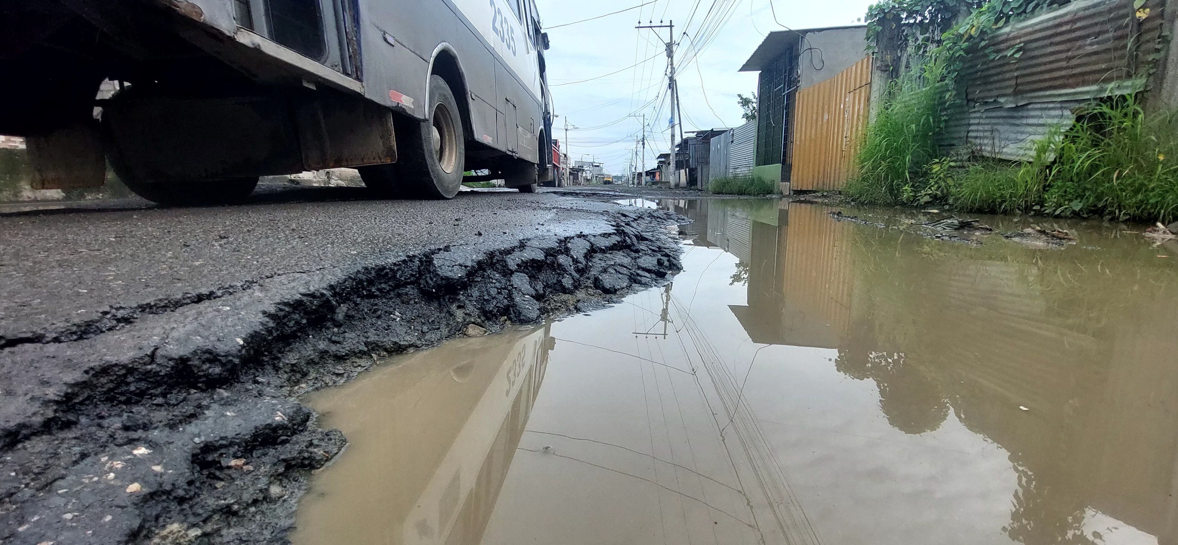 ‘Los carros se mueven como canoas’: vecinos y conductores que transitan por calles en Monte Sinaí lidian con los baches 