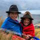Postal de dos niñas indígenas gana torneo ecuatoriano