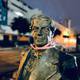 Esculturas del centro de Guayaquil amanecen con un collar rosa como parte de campaña para rechazar impuesto