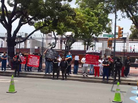 ‘Nuestros familiares se están muriendo en las casas’: protesta en los exteriores del Malecón Simón Bolívar por falta  de pago a dializadoras del MSP