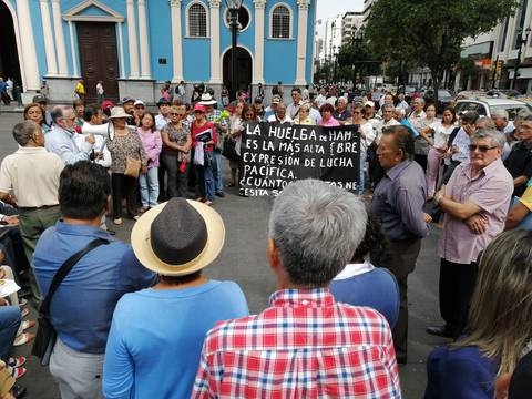 Maestros jubilados de Guayaquil se sumarán a la huelga de hambre 