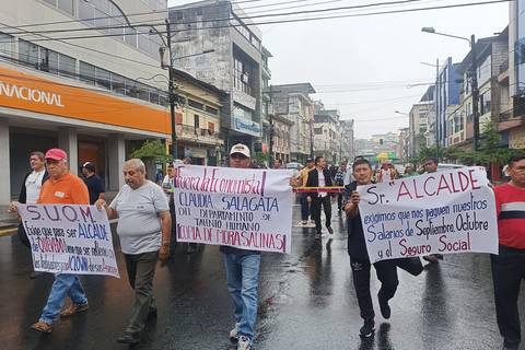 Trabajadores del Municipio de Quevedo protestaron por atrasos en pago de sus sueldos