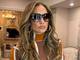 El look extravagante de Jennifer Lopez en la Semana de la Moda de París deja a todos en shock: corte de pelo bob, abrigo de ensueño y gafas bizarras en el desfile de Schiaparelli