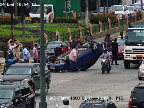 Auto se volcó en la avenida Francisco de Orellana, norte de Guayaquil