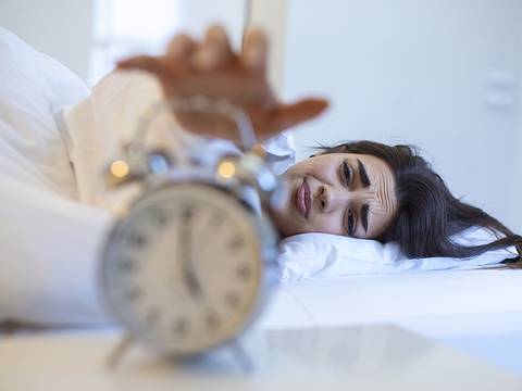 Para evitar el insomnio y dormir mejor: Estas son las 7 cosas que debes limitar durante el día