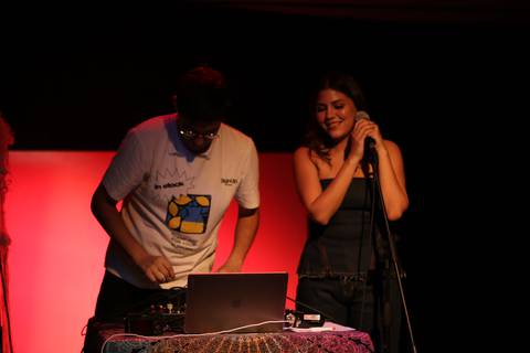 El dúo guayaquileño Benazir publica su nuevo sencillo: ‘Karaoke’