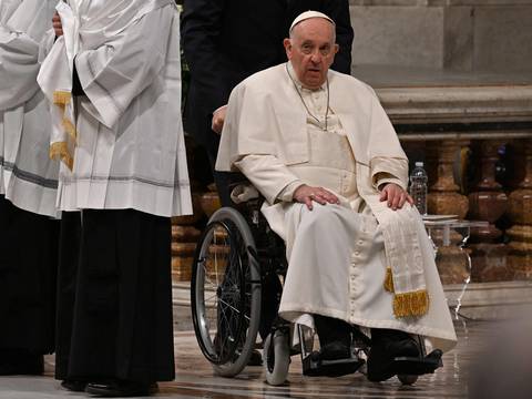 Papa Francisco reaparece en la misa de vigilia pascual