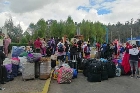 Migrantes que retornan hacia Venezuela deben utilizar la ruta Quito-Lago Agrio por el cierre en carretera que conecta Ecuador con el interior de Colombia
