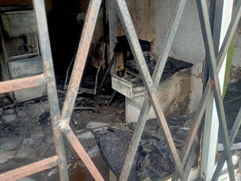 Policía investiga si incendio en oficinas de revisión vehicular en Quinindé fue provocado