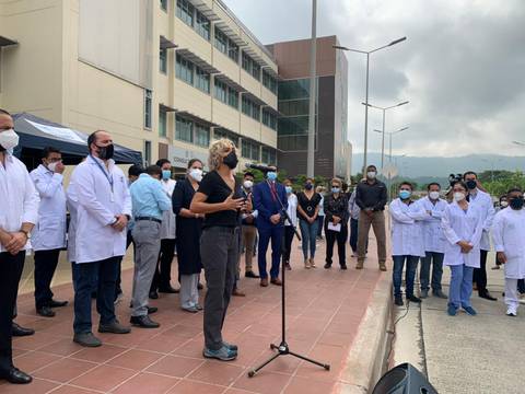 Médicos se integran al hospital de Monte Sinaí para atender a pacientes COVID-19
