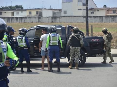 Controles a placas y vidrios polarizados de autos en Guayaquil deja vehículos retenidos