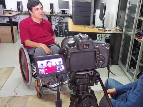 Estudiantes de Periodismo de la Universidad Laica presentan documental sobre superación y emprendimiento