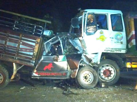 Un muerto y un herido por choque de camioneta y camión en Manabí