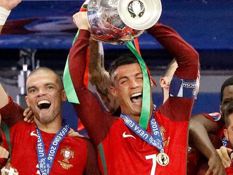 Cristiano Ronaldo levanta el primer trofeo para Portugal