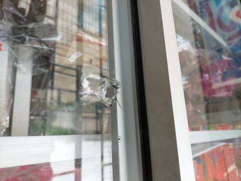 ‘Nos cayeron dos balas desde la Penitenciaría’, cuenta el dueño de una tienda en la cooperativa San Francisco