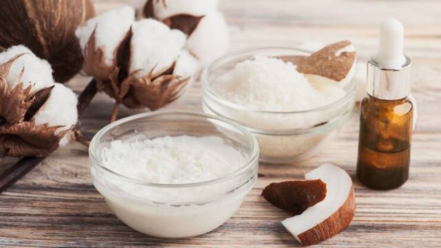 Elabora tu pasta de dientes casera con aceite de coco: elimina bacterias, caries y es blanqueadora