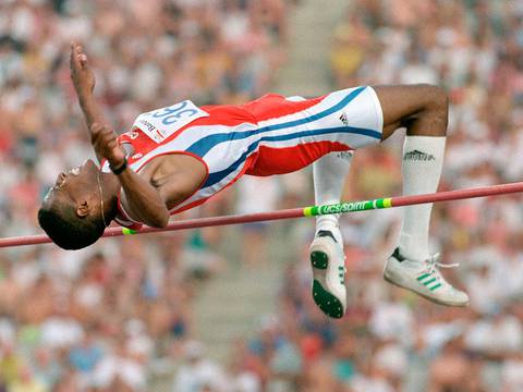 Javier Sotomayor puso marca hace 25 años