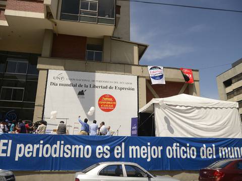 Periodistas lanzan globos y exigen libertad de prensa en Ecuador