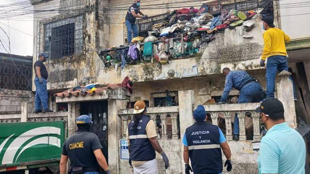 Intervienen vivienda del suburbio de Guayaquil que acumulaba basura hasta en su fachada