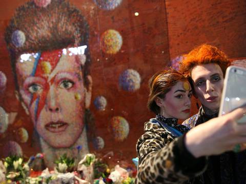 Fans de David Bowie le rinden homenaje a un año de su muerte