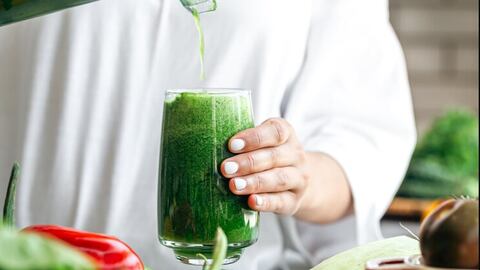 Así puedes preparar el jugo de cilantro con perejil para aliviar los cólicos menstruales y depurar tu cuerpo de aluminio y mercurio