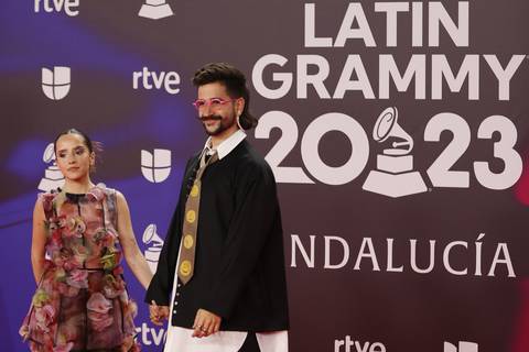 Camilo y Evaluna no pasan desapercibidos en la alfombra roja de los Grammy Latinos 2023 y sorprenden con una apuesta de moda poco convencional