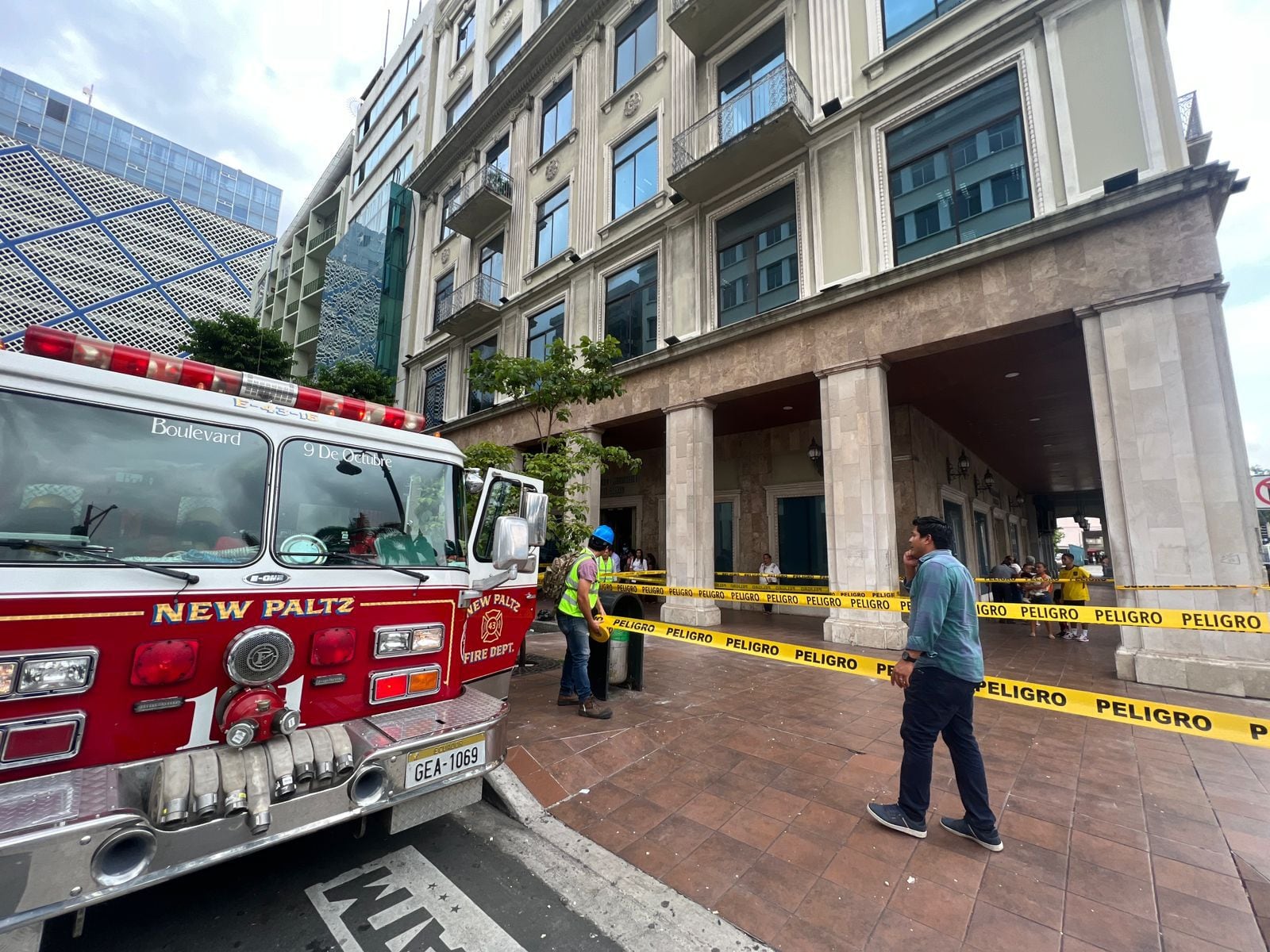 Parte del enlucido del edificio de la Prefectura del Guayas se desplomó