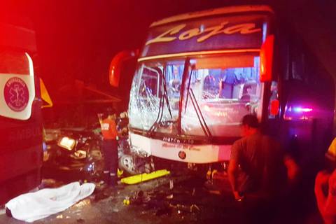 Dos muertos en un choque entre auto y bus, en la vía Balsas - Río Pindo