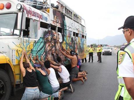 The Guardian habla de "acoso" de policía ecuatoriana a los activistas de Caravana Climática