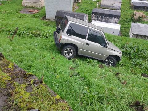 El conductor de un vehículo se estrelló contra el cementerio de Cuyuja, en la provincia de Napo