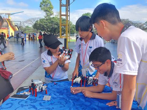 Prototipos de robots que imitan movimientos de animales y enfocados en soluciones compiten en cita colegial en Guayaquil